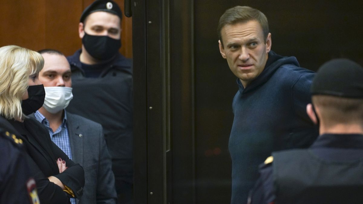 Navalnyj zase bydlel v přepychové vile, reaguje ruská televize na zprávy o Putinově paláci